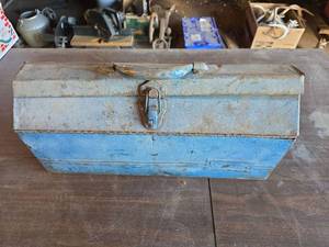lot 2072 image: Moridge Manufacturing Metal Tool Box from Kansas