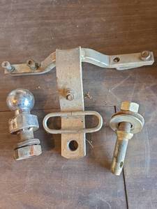 lot 2090 image: Trailer Hitch Ball Mount Assembly
