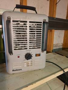 lot 2101 image: Holmes HFH680 Electric Space Heater