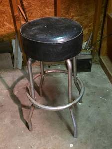 lot 2105 image: 32in Bar Stool