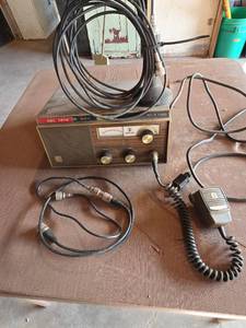 lot 2113 image: Johnson Messenger 250 CB Radio with Microphone and Antenna