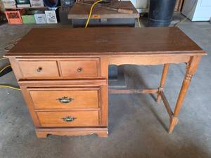 lot 2121 image: Colonial Style Maple Desk with 3 Drawers