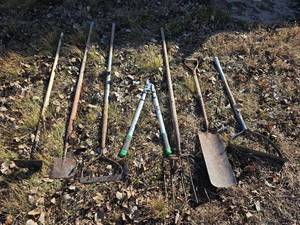 lot 3006 image: Garden Tools