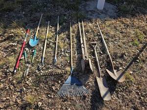 lot 3007 image: Garden Toolsl with Long Handles