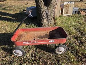 lot 3018 image: Radio Flyer Model 90 Pull Wagon