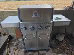 lot 3038 image: Broil King Baron Gas Grill - Told was working, but untested. Needs a screw for handle