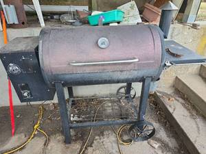 lot 3039 image: Pit Boss Wood Pellet Smoker Grill- told it works but we could not test.