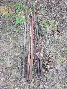 lot 3044 image: 5 Metal T Posts