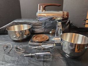 lot 3003 image: Vintage Sunbeam Mixmaster Stand Mixer with Bowls and Attachments