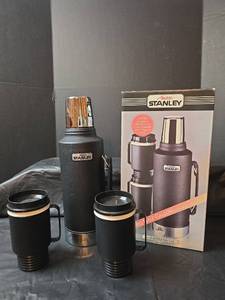 lot 3005 image: Vintage NIB Aladdin Stanley Half Gallon Thermos Set with Mugs