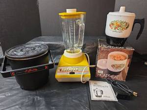 lot 3006 image: Vintage 1970s Kitchen Appliance Collection - Sears 14-Speed Blender, FryDaddy & Heat&Eat Pot