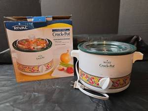 lot 3007 image: NIB Rival Crock-Pot 1.9L Slow Cooker with Decorative Band and Lid