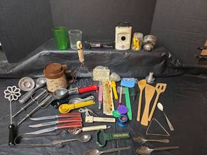 lot 3032 image: Kitchen Utensil and Gadget Collection