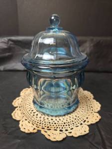 lot 3077 image: Vintage Blue Glass Apothecary Jar with Lid and Doiley