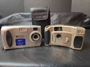 lot 3101 image: HP PhotoSmart 215 Digital Camera and Polaroid PDC640