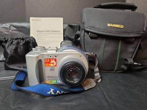 lot 3104 image: Sony CD Mavica MVC-CD400 Digital Camera with Bag and Hood