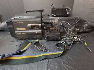 lot 3107 image: Mitsubishi DiaCam VHS Camcorder 160 Minute