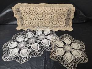 lot 3169 image: Handmade Crochet Lace Doily Set