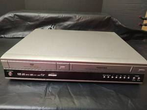 lot 3180 image: Toshiba D-VR3 DVD Video RecorderVCR Combo Player, Digital Cinema Progressive Scan