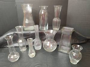 lot 3187 image: Clear Glass Vase Collection