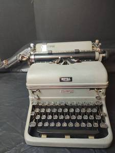 lot 3216 image: Vintage 1950s Royal Manual Typewriter - Western Typewriter Co.