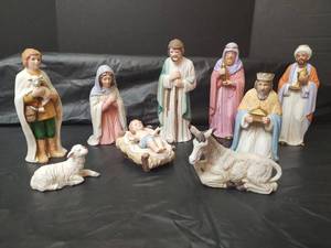 lot 3225 image: Vintage HOMCO Nativity Set - Porcelain Collection