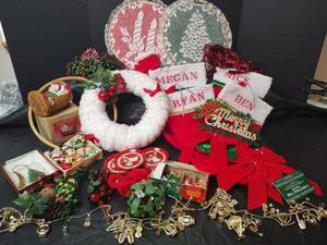 lot 3233 image: Christmas Lot - Some Vintage Pieces