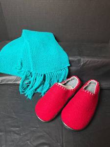 lot 3250 image: Avon Red Slippers with Turquoise Scarf Set