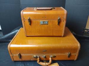lot 3266 image: Vintage 1950s  Samsonite Shwayder Bros Train Case Set