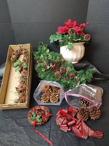 lot 3284 image: Holiday Bundle with Wreath, Garland and More