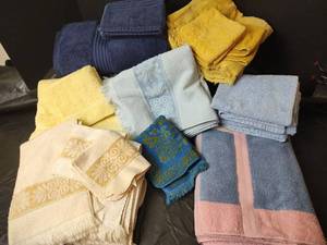 lot 3290 image: Decorative Bath Towel Set Collection