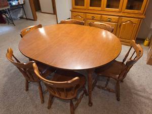lot 52 image: Maple Colonial Style Dining Set with 6 Chairs