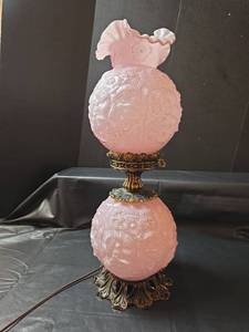lot 56 image: Antique Lavender Poppy Gone with the Wind 3-way Lamp