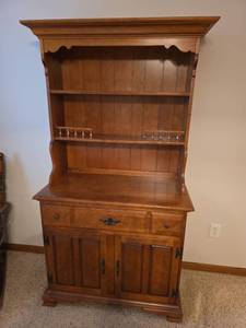 lot 58 image: Traditional Maple Hutch with Spindled Shelves