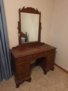 lot 62 image: American Walnut Vanity Dresser with Mirror