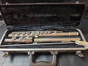 lot 67 image: Vintage Bundy Student Flute with Case