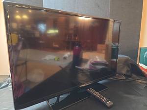 lot 77 image: Samsung UN32EH4003F 32-inch LED TV with Remote Powers on