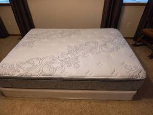 lot 80 image: DreamHaven Collection FullSize Mattress and Boxspring Very Clean