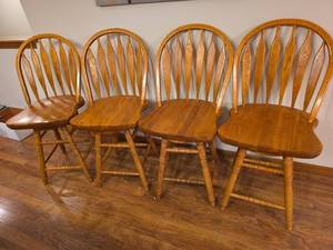 lot 81 image: Oak Windsor Dining Chairs - Set of 4 - Seat Ht. 24.5in