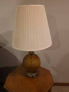 lot 83 image: Amber Glass 3-Way Table Lamp