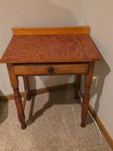 lot 86 image: Oak Side Table with Single Drawer