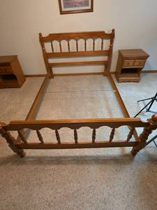 lot 100 image: Full Size Maple Bed with Spindle Headboard and Footboard