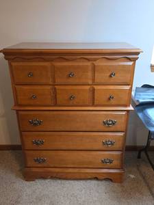 lot 101 image: Traditional Maple 5-Drawer Chest
