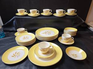 lot 224 image: Century Semi-Vitreous Autumn Gold Dinnerware Set 40pc