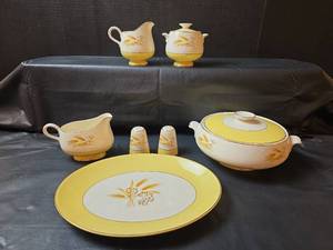 lot 227 image: Century Alliance Semi Vitrious Autumn Gold Serving Dishes 7pc