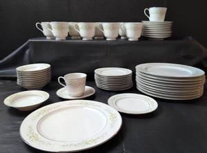 lot 239 image: Crown Victoria Carolyn Pattern China Set of 10