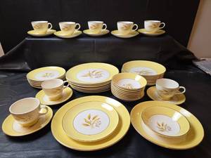 lot 242 image: Century Semi Vitrious Autumn Gold Dinnerware Set 48pc8 Place Setting