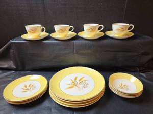 lot 243 image: Century Service Autumn Gold Dinnerware Set 20pc4 Place Setting