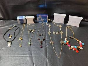 lot 265 image: Avon Signature Collection Jewelry