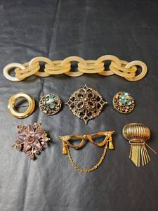 lot 266 image: Brooches and Bakelite Chain